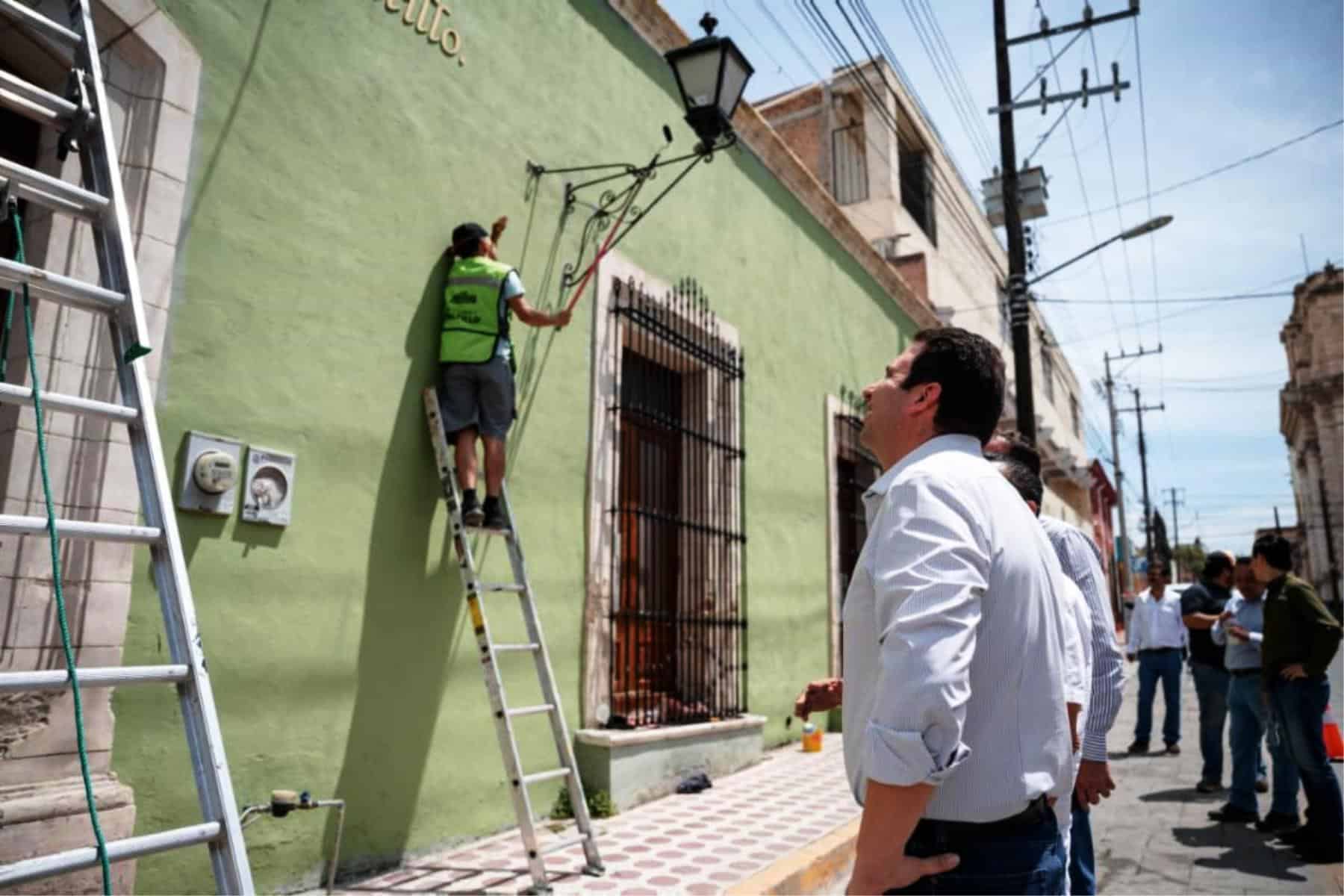 Mejoras urbanas en Saltillo: rehabilitaci&oacute;n de banquetas y botes de basura