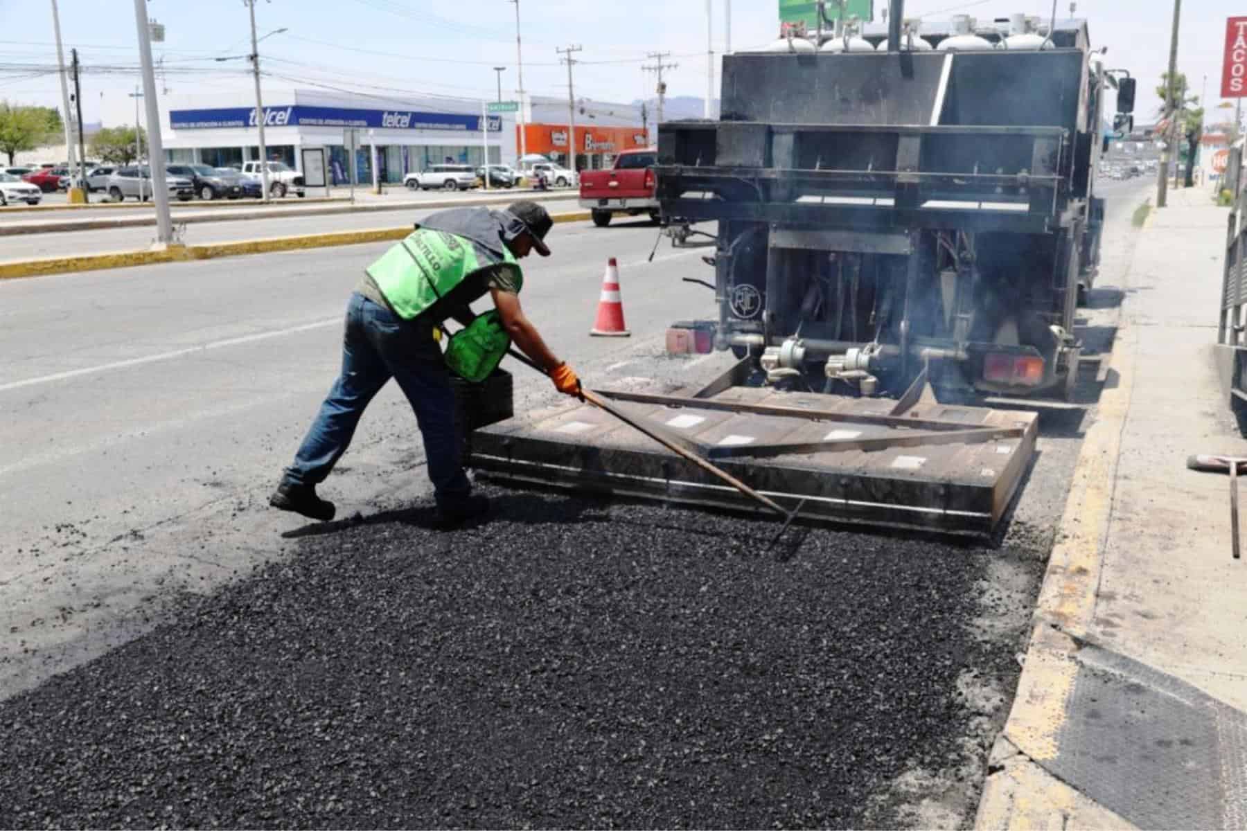 Intensifican trabajos de rehabilitaci&oacute;n de pavimento en Saltillo