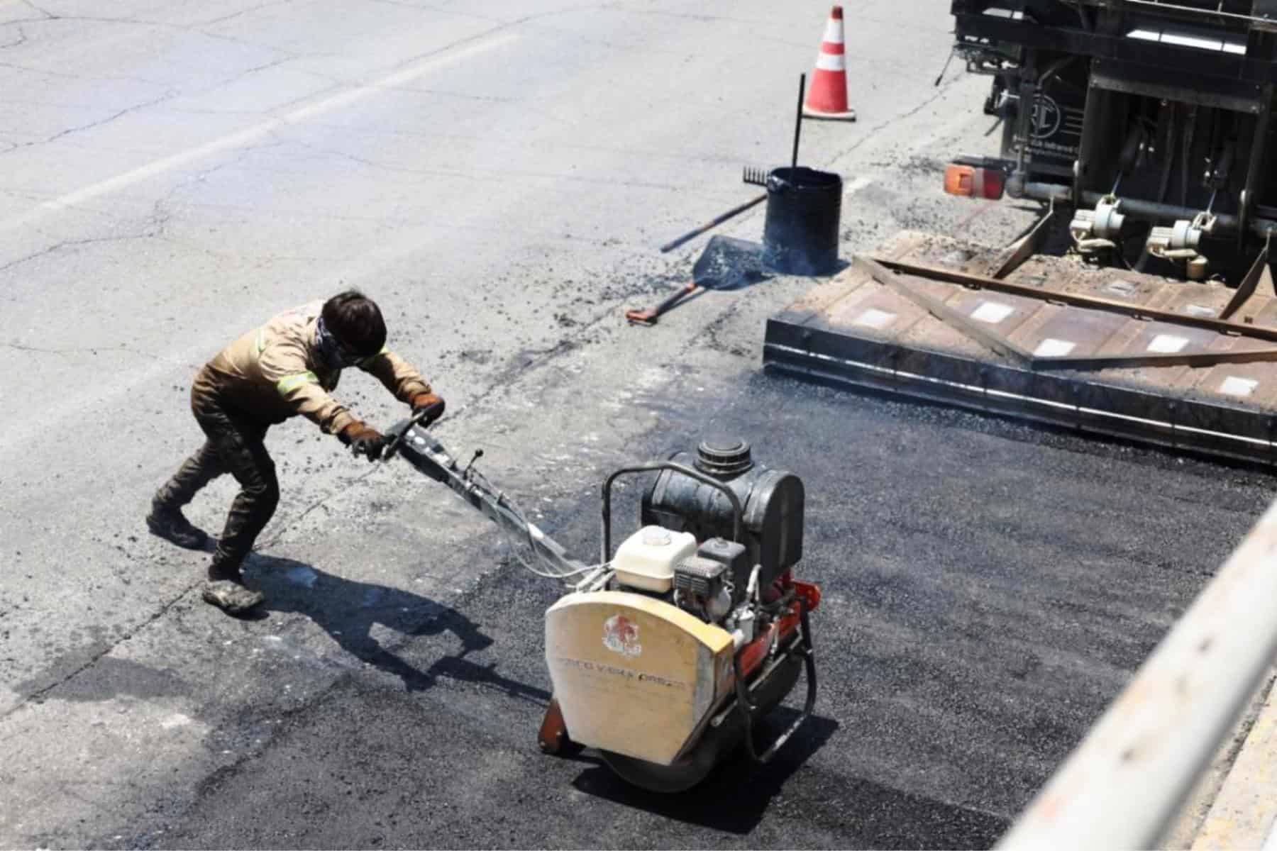Intensifican trabajos de rehabilitaci&oacute;n de pavimento en Saltillo