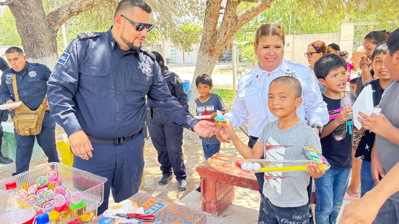 Festejan polic&iacute;as de  Frontera el D&iacute;a del Ni&ntilde;o