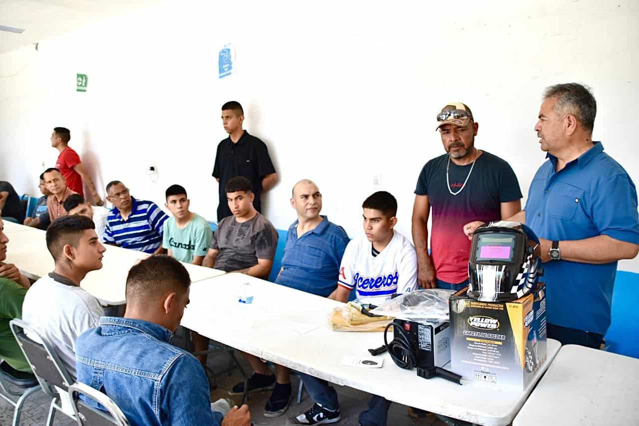 Apoyo a j&oacute;venes en Cuatro Ci&eacute;negas: V&iacute;ctor Leija Vega entrega equipo de soldadura