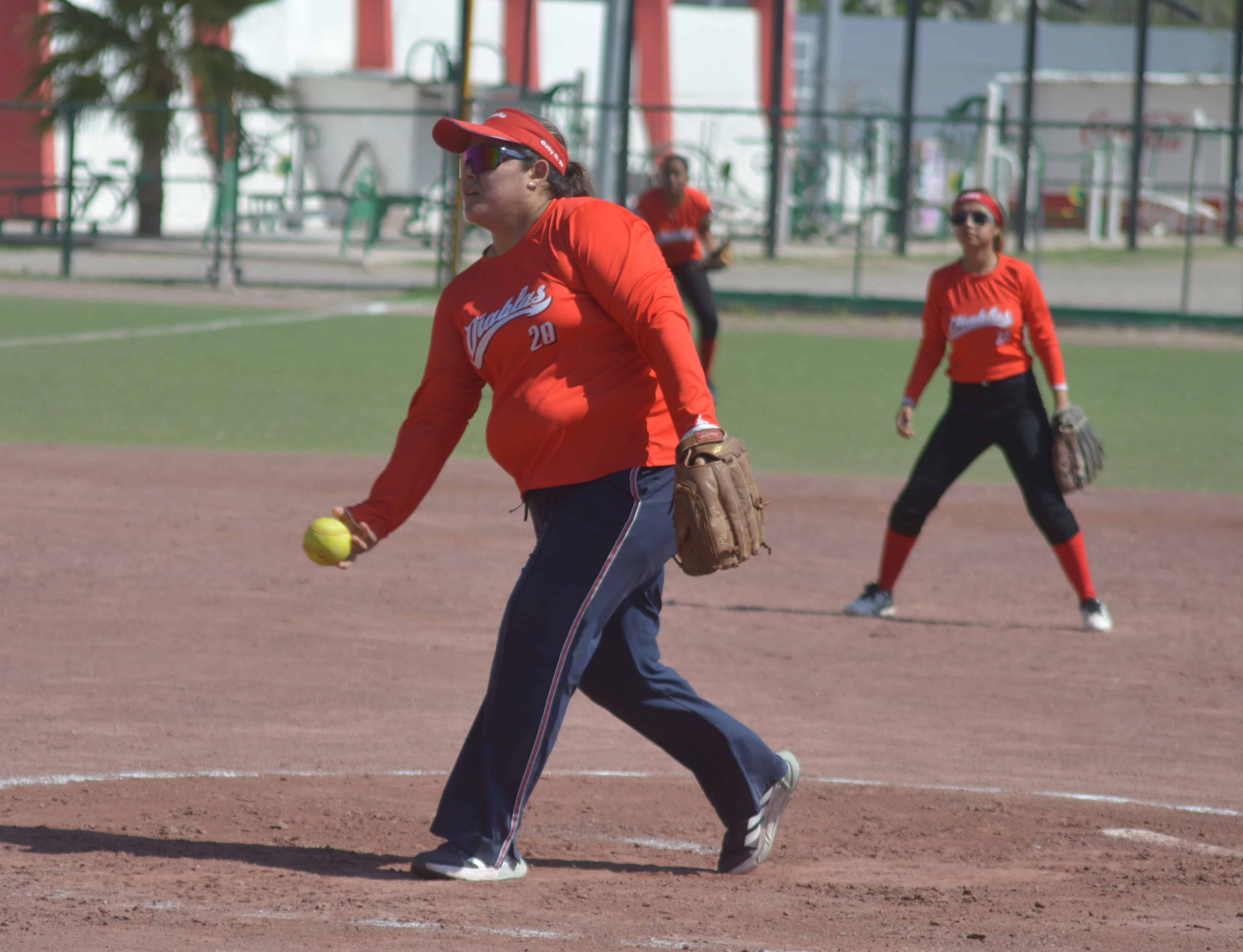 Diablas vencen a Yankees en emocionante partido de softbol en Monclova