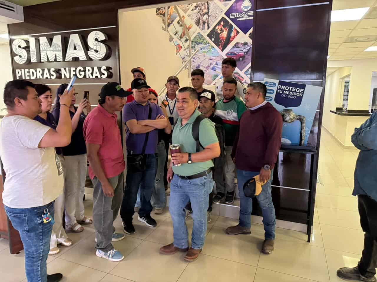 Trabajadores de SIMAS encaran a asesor municipal en medio de protestas laborales