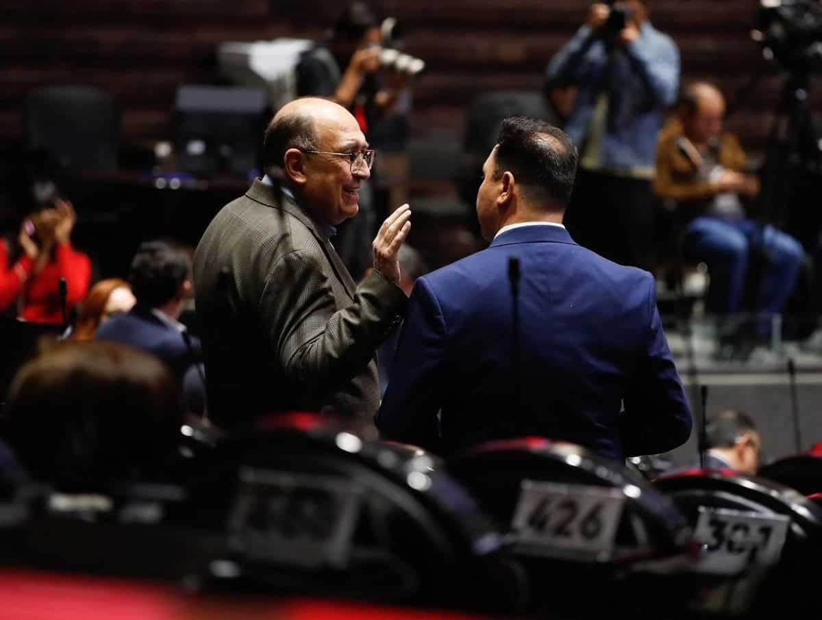 PRI y PAN piden licencia a Rub&eacute;n Rocha tras acusaciones