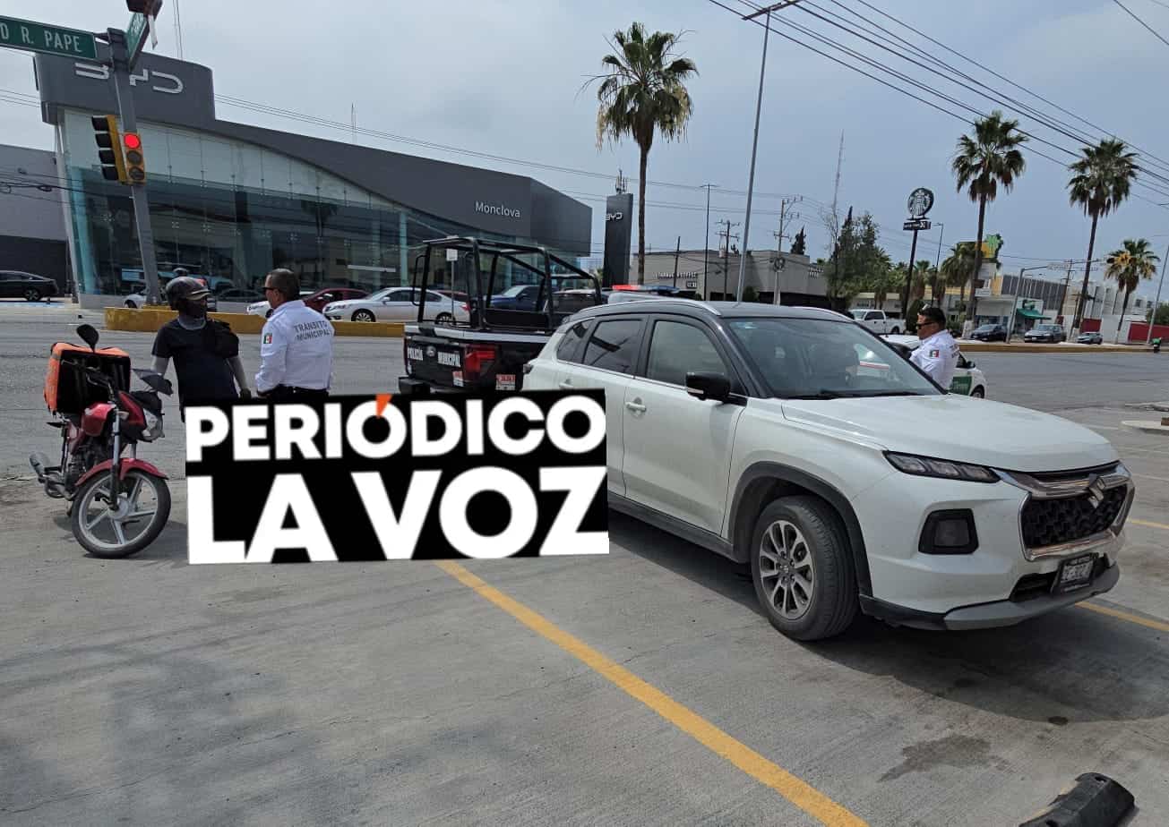 Se distrae con el cel y tumba a repartidor