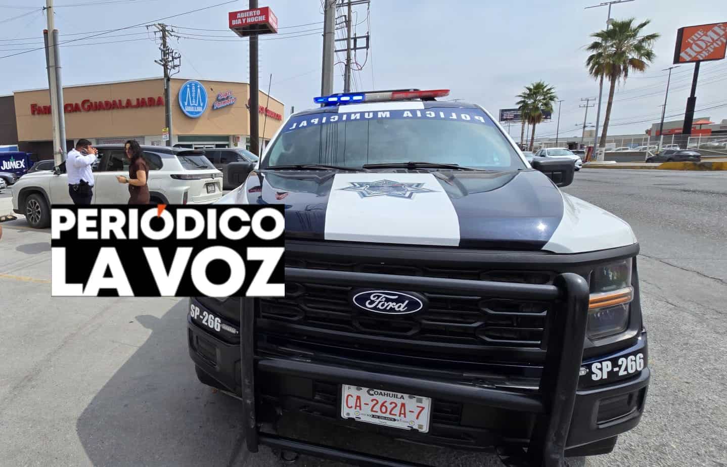 Se distrae con el cel y tumba a repartidor