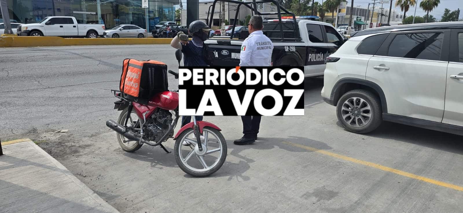 Se distrae con el cel y tumba a repartidor