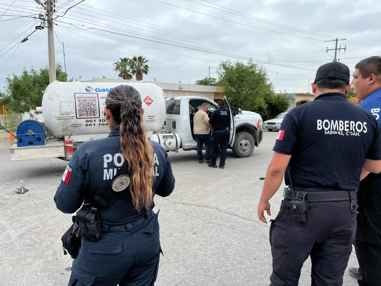 En el Municipio de Sabinas se impacta motociclista en una pipa de gas LP