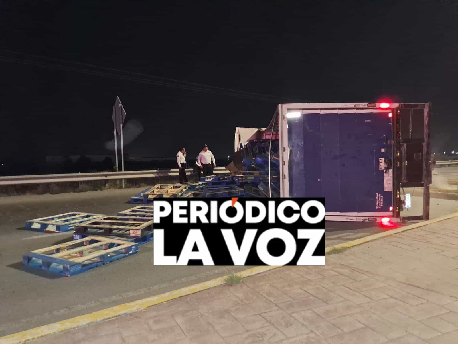 Y riega tarimas Acuesta tr&aacute;iler en medio de la 57