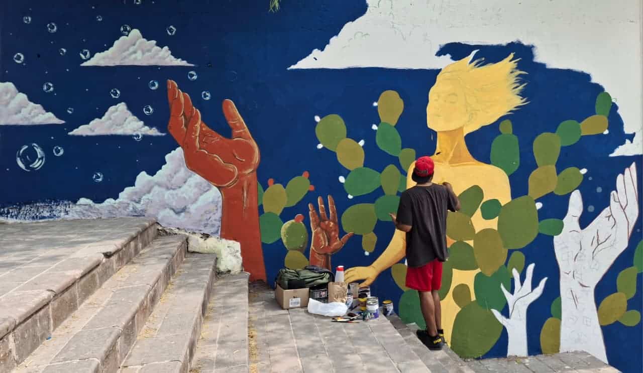 El artista Federico "Licko" Gallegos, ex obrero de AHMSA, plasma su primer mural