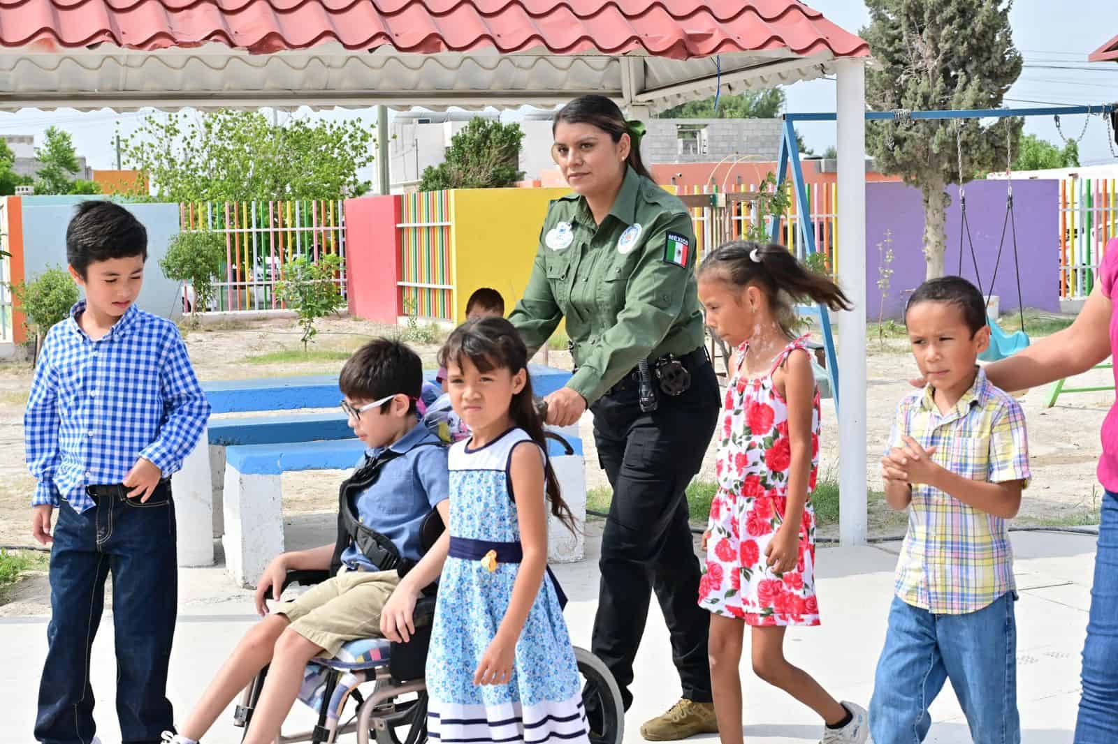 Elementos de la Polic&iacute;a Estatal y de la FGE llevan alegr&iacute;a a cientos de ni&ntilde;os en Coahuila