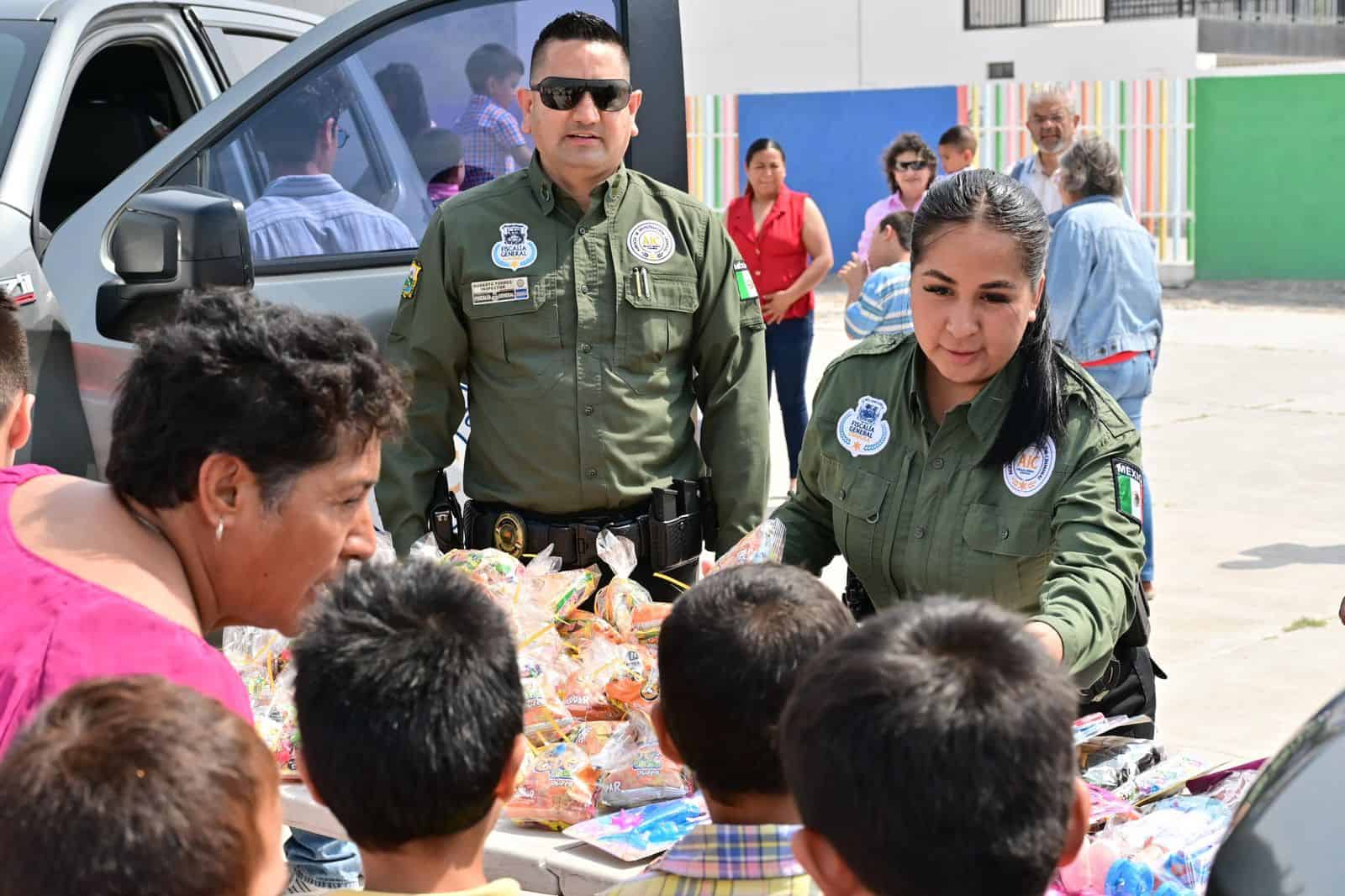 Elementos de la Polic&iacute;a Estatal y de la FGE llevan alegr&iacute;a a cientos de ni&ntilde;os en Coahuila