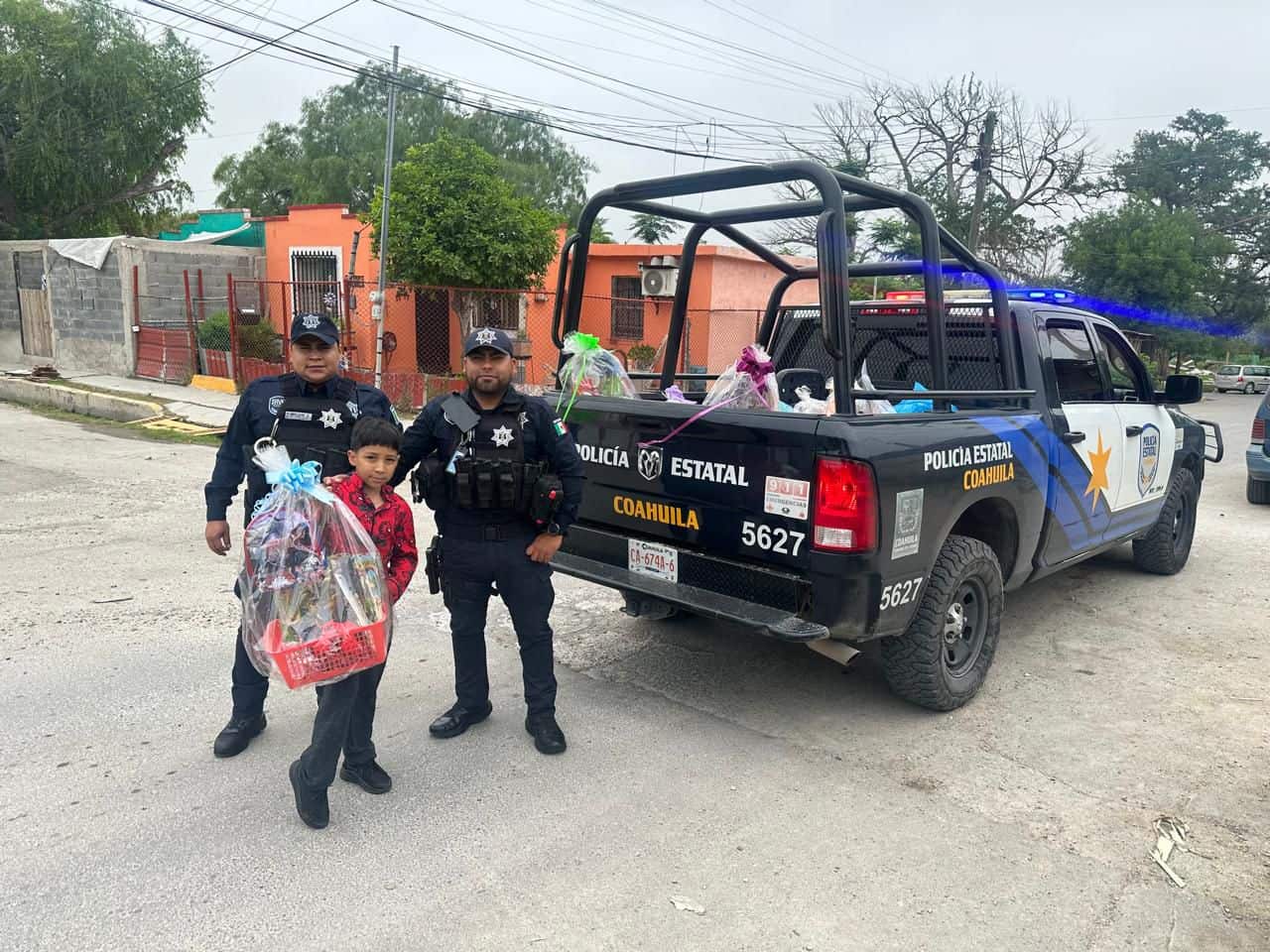 Elementos de la Polic&iacute;a Estatal y de la FGE llevan alegr&iacute;a a cientos de ni&ntilde;os en Coahuila