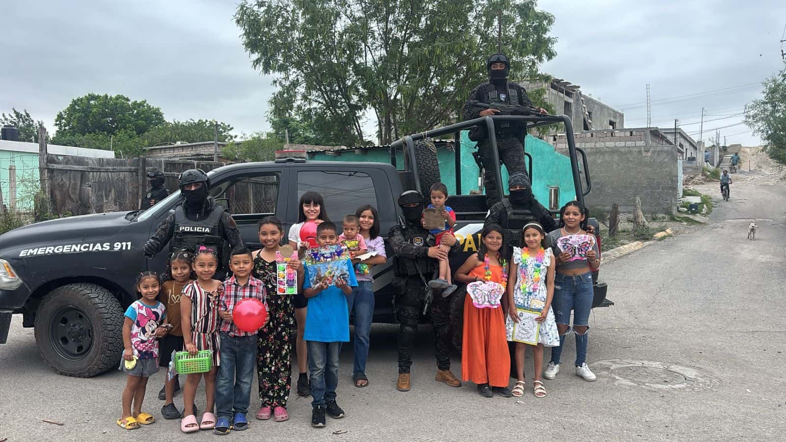 Elementos de la Polic&iacute;a Estatal y de la FGE llevan alegr&iacute;a a cientos de ni&ntilde;os en Coahuila