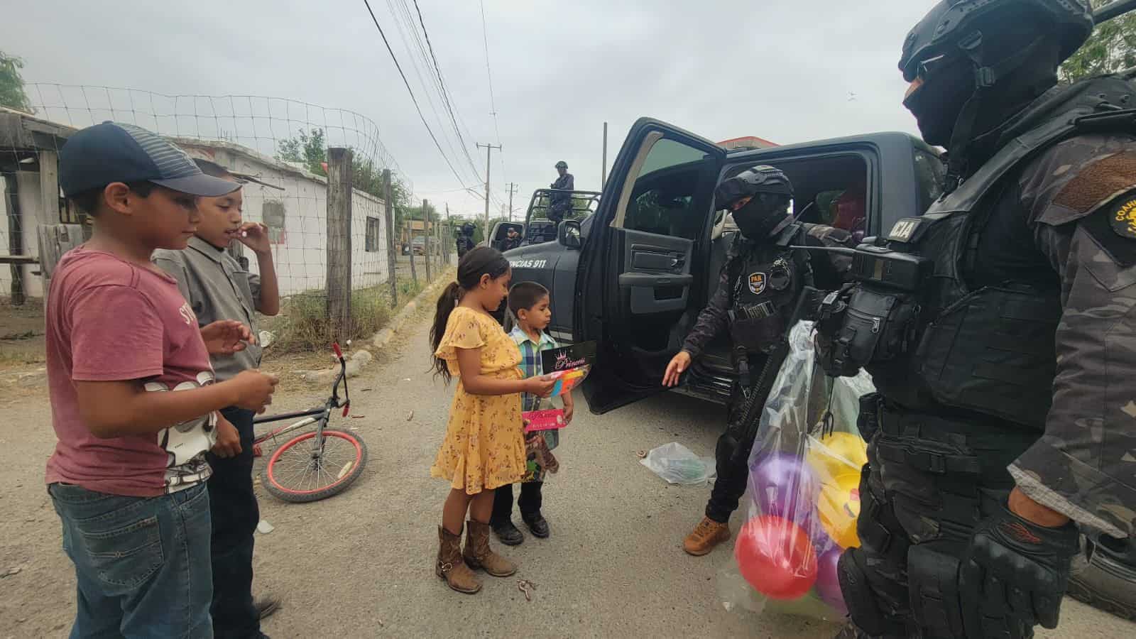 Elementos de la Polic&iacute;a Estatal y de la FGE llevan alegr&iacute;a a cientos de ni&ntilde;os en Coahuila
