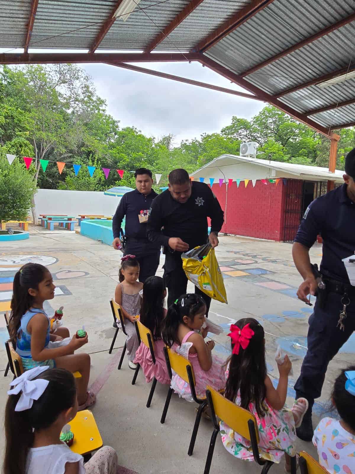 Elementos de la Polic&iacute;a Estatal y de la FGE llevan alegr&iacute;a a cientos de ni&ntilde;os en Coahuila