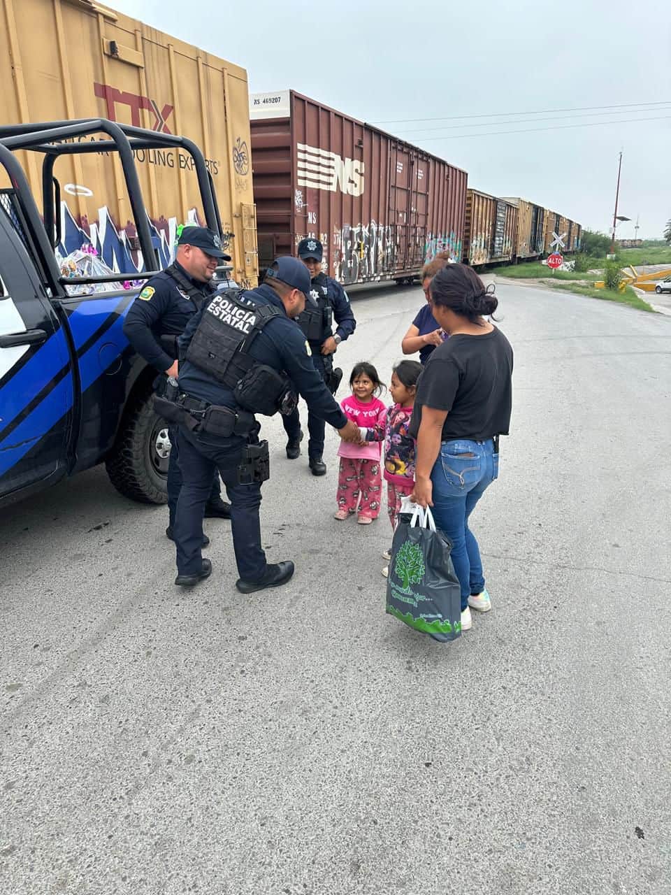 Elementos de la Polic&iacute;a Estatal y de la FGE llevan alegr&iacute;a a cientos de ni&ntilde;os en Coahuila