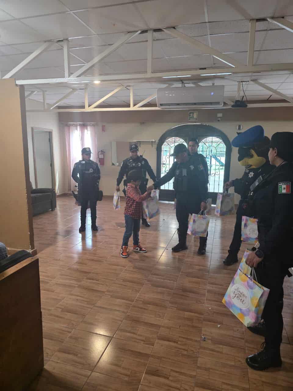 Elementos de la Polic&iacute;a Estatal y de la FGE llevan alegr&iacute;a a cientos de ni&ntilde;os en Coahuila