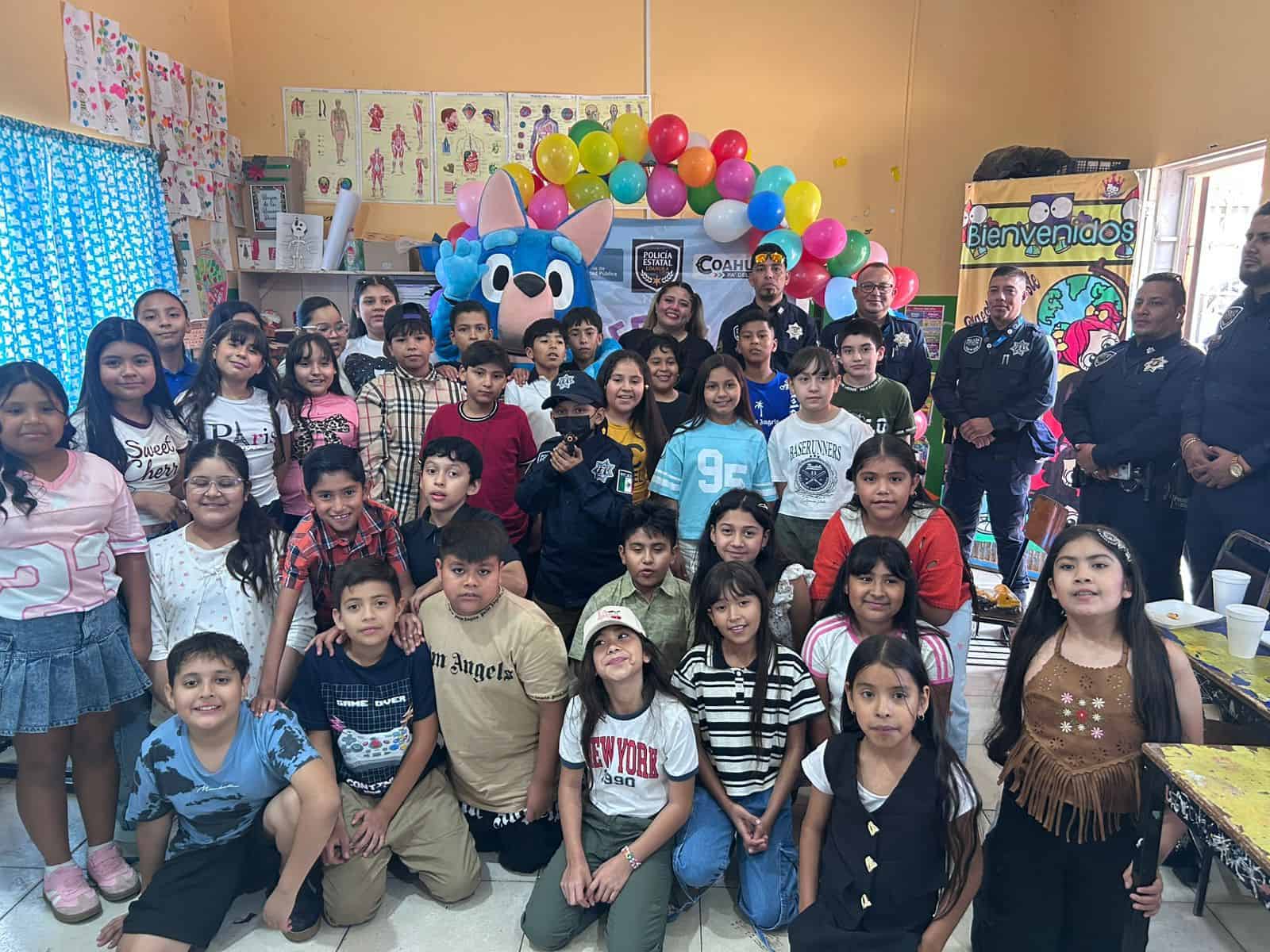 Elementos de la Polic&iacute;a Estatal y de la FGE llevan alegr&iacute;a a cientos de ni&ntilde;os en Coahuila