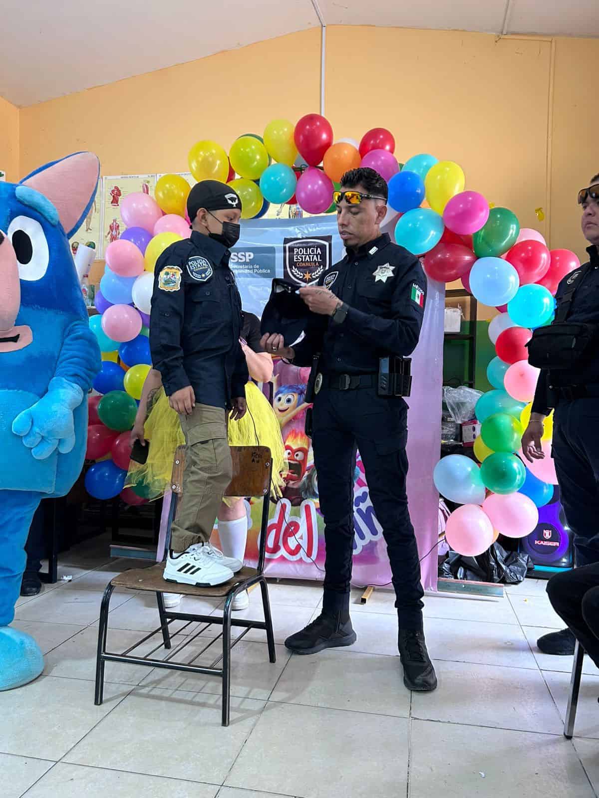 Elementos de la Polic&iacute;a Estatal y de la FGE llevan alegr&iacute;a a cientos de ni&ntilde;os en Coahuila