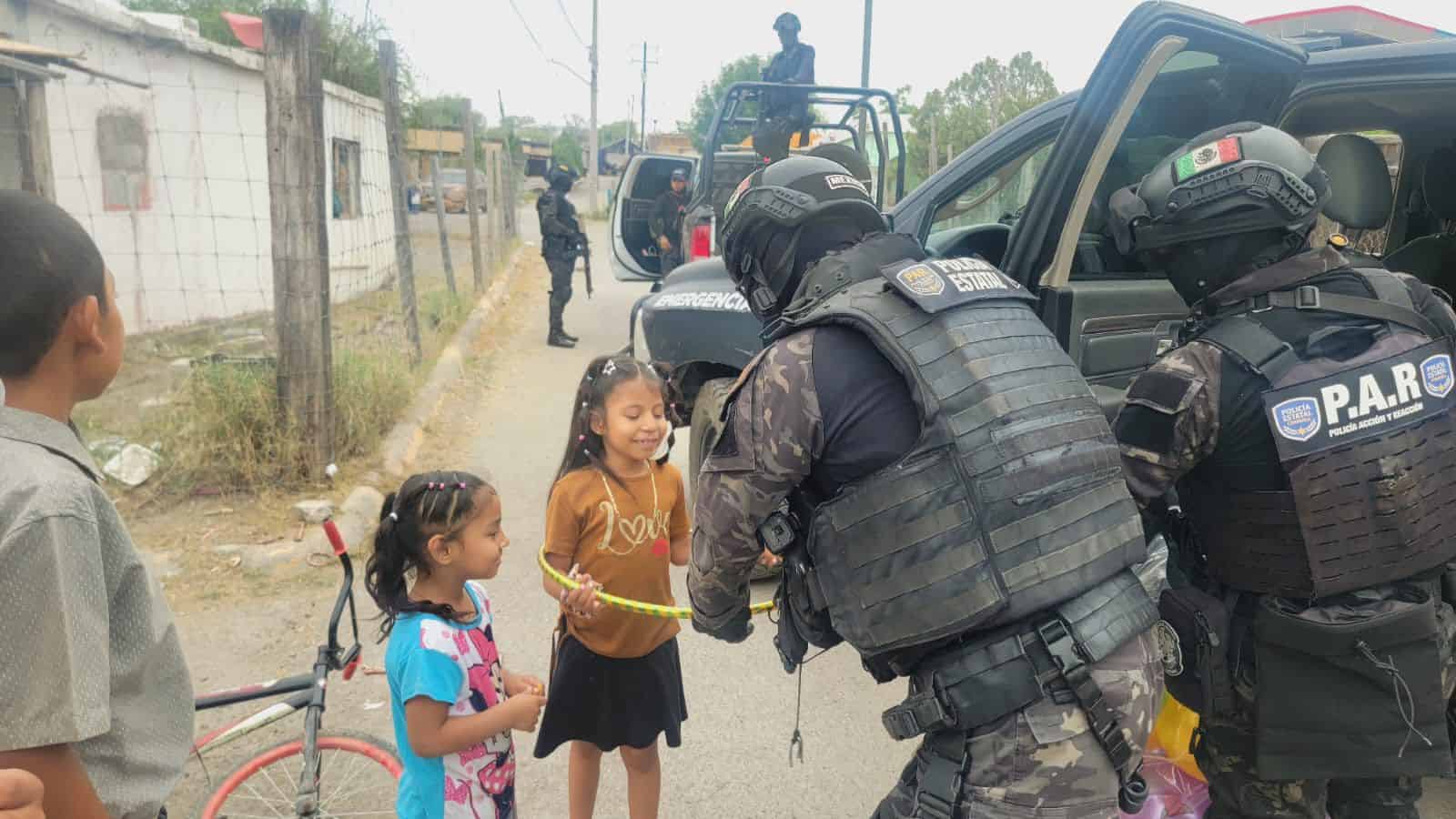Elementos de la Polic&iacute;a Estatal y de la FGE llevan alegr&iacute;a a cientos de ni&ntilde;os en Coahuila