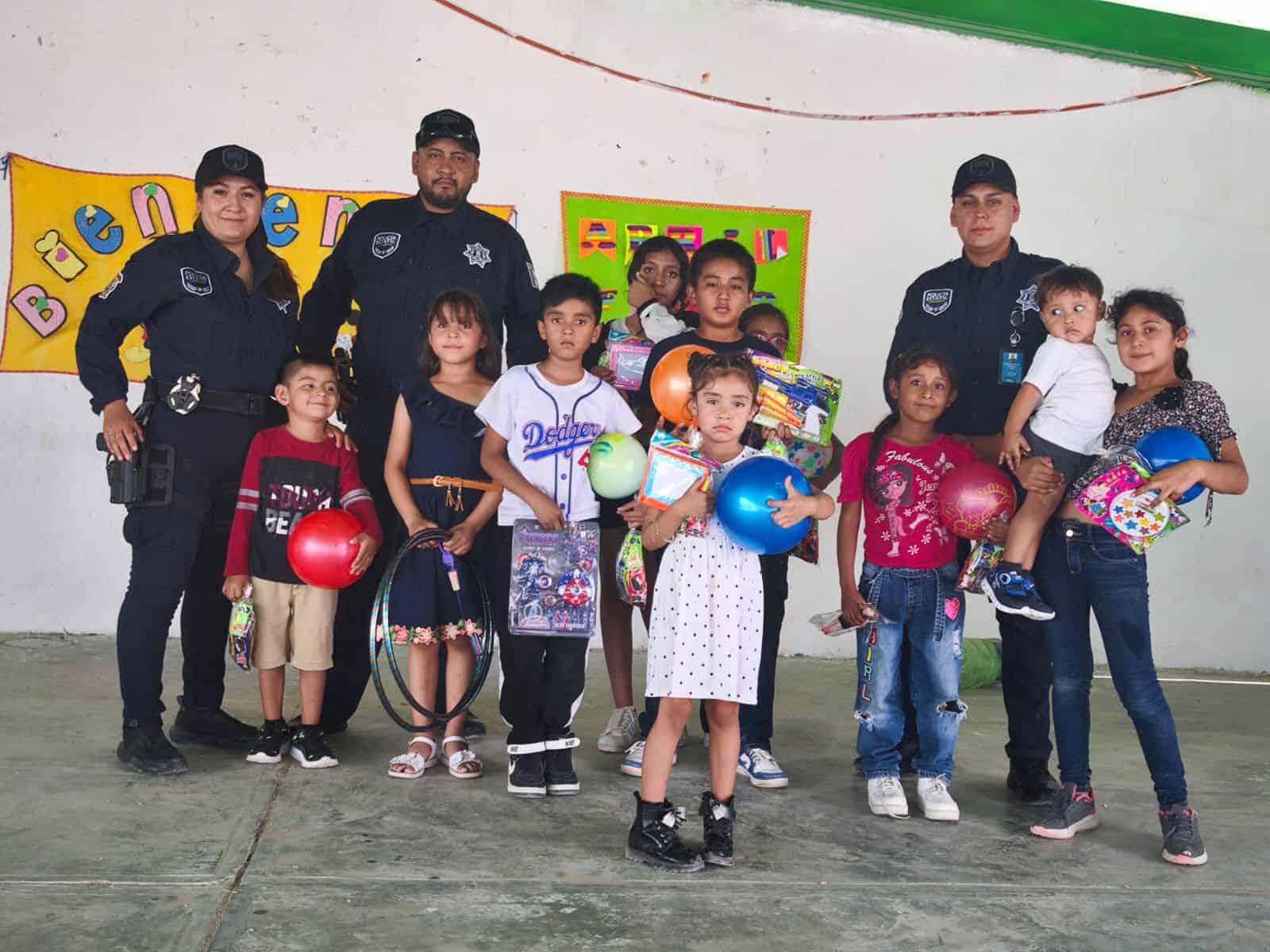 Elementos de la Polic&iacute;a Estatal y de la FGE llevan alegr&iacute;a a cientos de ni&ntilde;os en Coahuila