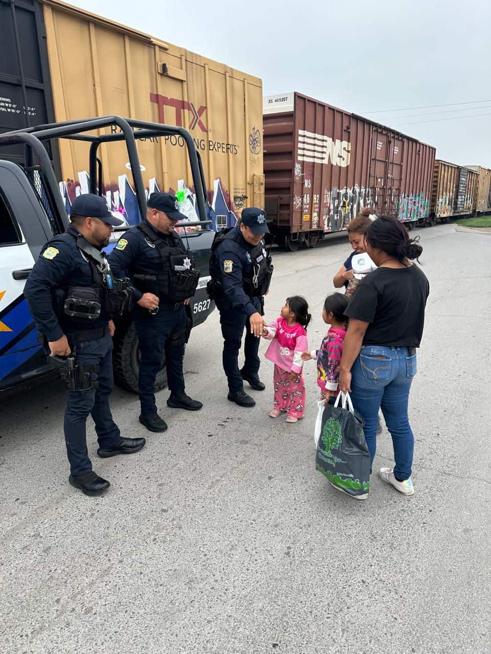 Elementos de la Polic&iacute;a Estatal y de la FGE llevan alegr&iacute;a a cientos de ni&ntilde;os en Coahuila
