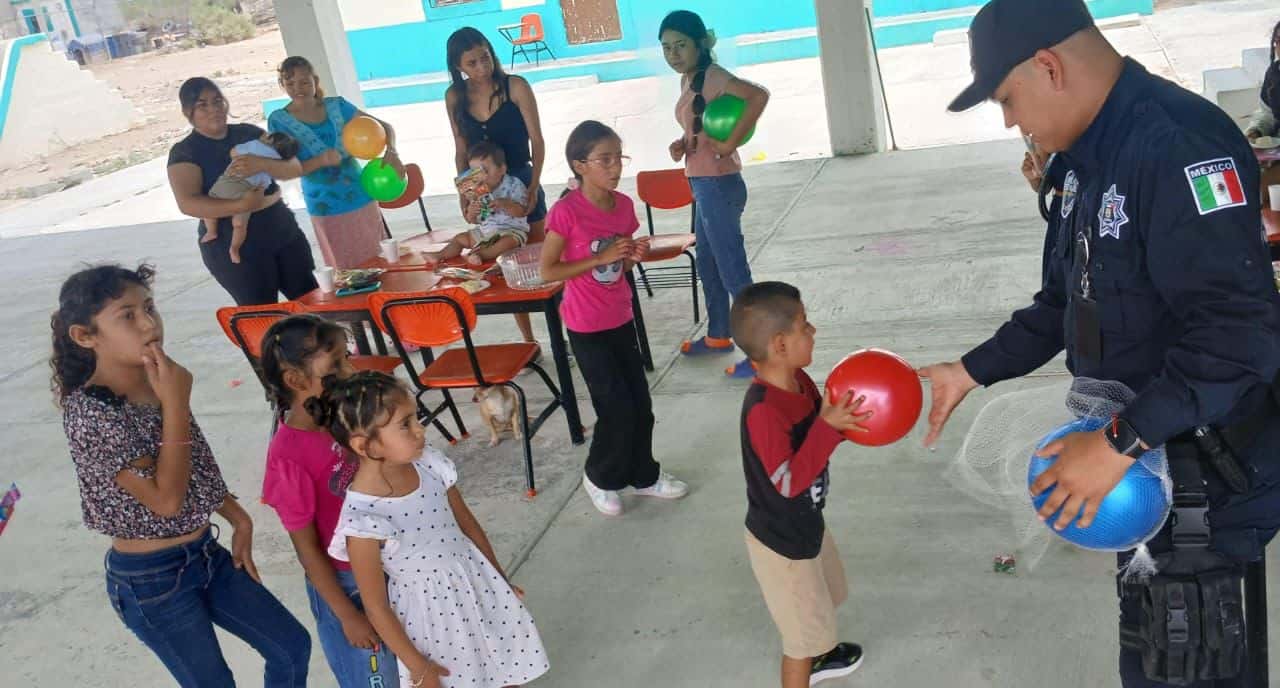 Elementos de la Polic&iacute;a Estatal y de la FGE llevan alegr&iacute;a a cientos de ni&ntilde;os en Coahuila
