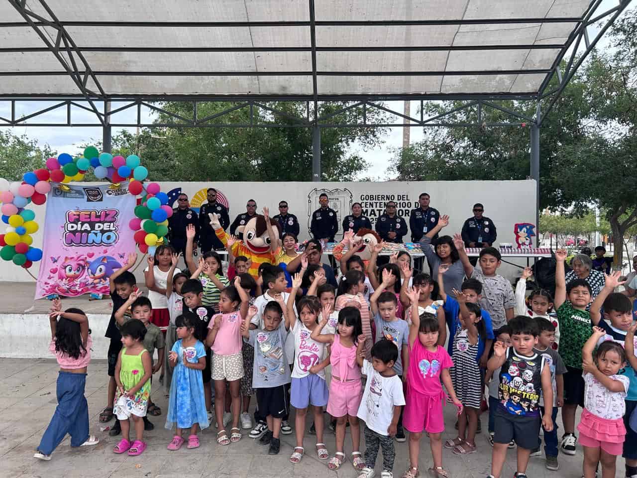 Elementos de la Polic&iacute;a Estatal y de la FGE llevan alegr&iacute;a a cientos de ni&ntilde;os en Coahuila