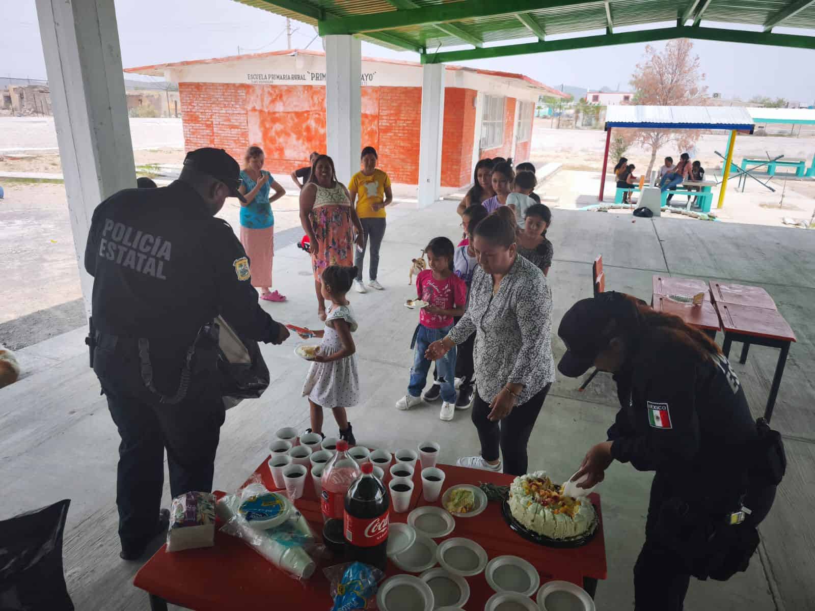 Elementos de la Polic&iacute;a Estatal y de la FGE llevan alegr&iacute;a a cientos de ni&ntilde;os en Coahuila