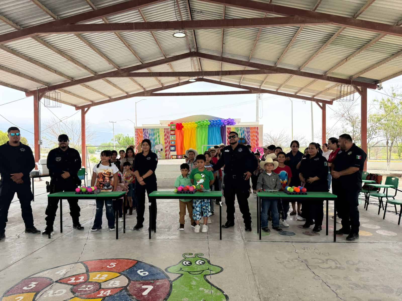 Elementos de la Polic&iacute;a Estatal y de la FGE llevan alegr&iacute;a a cientos de ni&ntilde;os en Coahuila