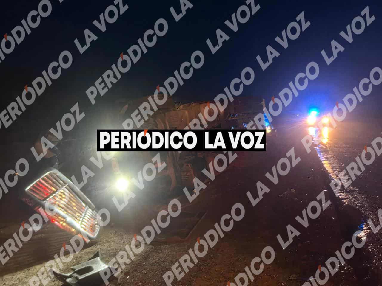 Escobedo: volcadura de tractocami&oacute;n causa lesiones a su conductor