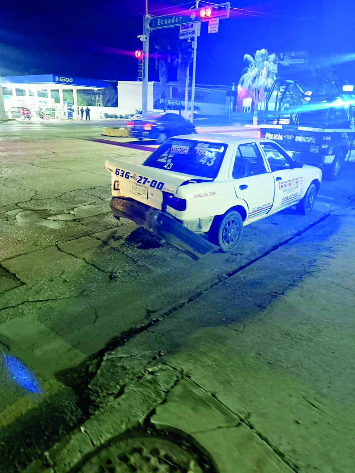 Choque entre taxi y camioneta en Pape Ecuador