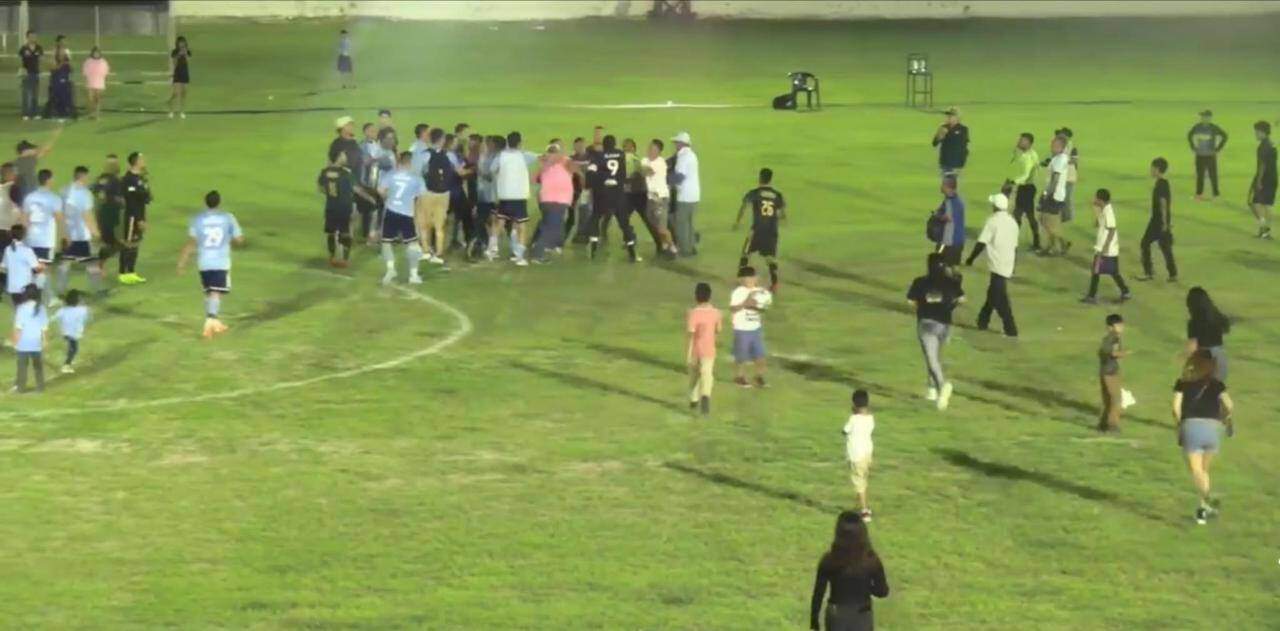 Violencia estalla tras partido en Piedras Negras; hay heridos en pelea multitudinaria