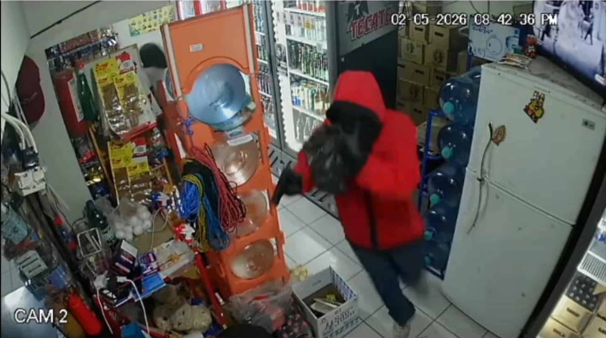 Asalto a comercio en Saltillo: delincuentes escapan en auto rojo