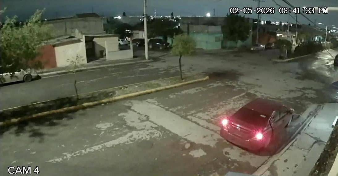 Asalto a comercio en Saltillo: delincuentes escapan en auto rojo