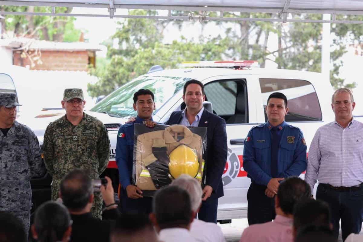 Entrega Javier D&iacute;az equipamiento a cuerpos de rescate