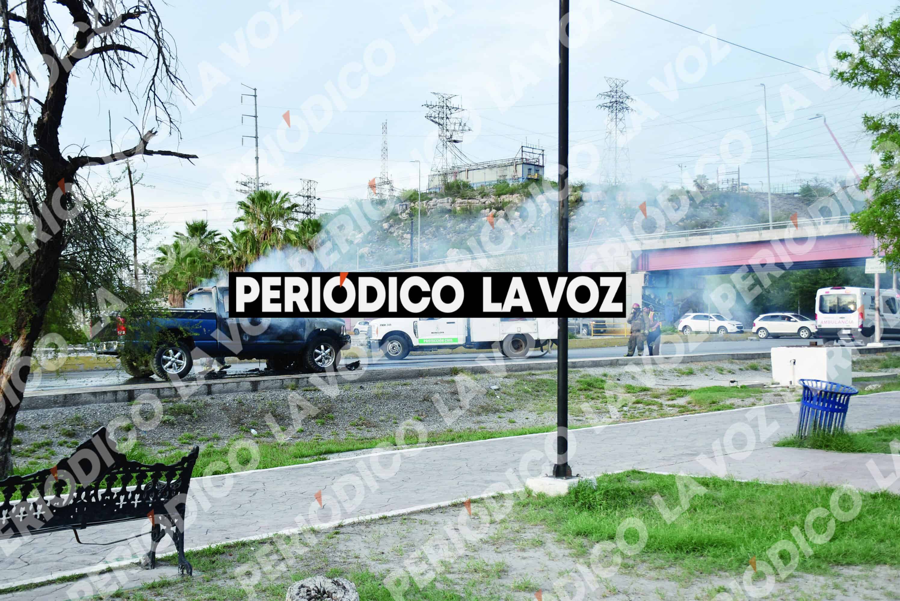 Camioneta Dodge RAM se incendia en Monclova sin heridos