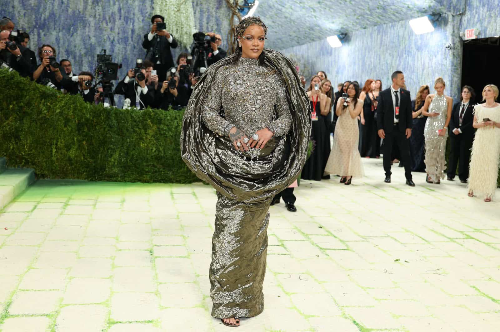 Rihanna convierte la Met Gala 2026 en arte viviente con un impactante look inspirado en una ostra