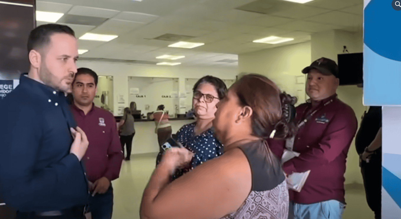 Confronta mujer a Jacobo Rodr&iacute;guez por drenaje colapsado en la colonia L&aacute;zaro C&aacute;rdenas