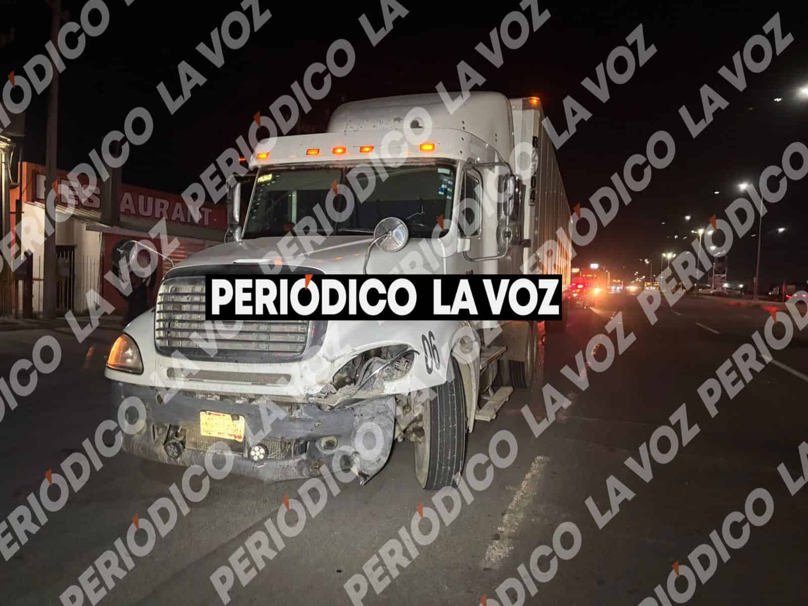 Accidente en Monclova: tractocami&oacute;n impacta a autom&oacute;vil tras cambio de carril