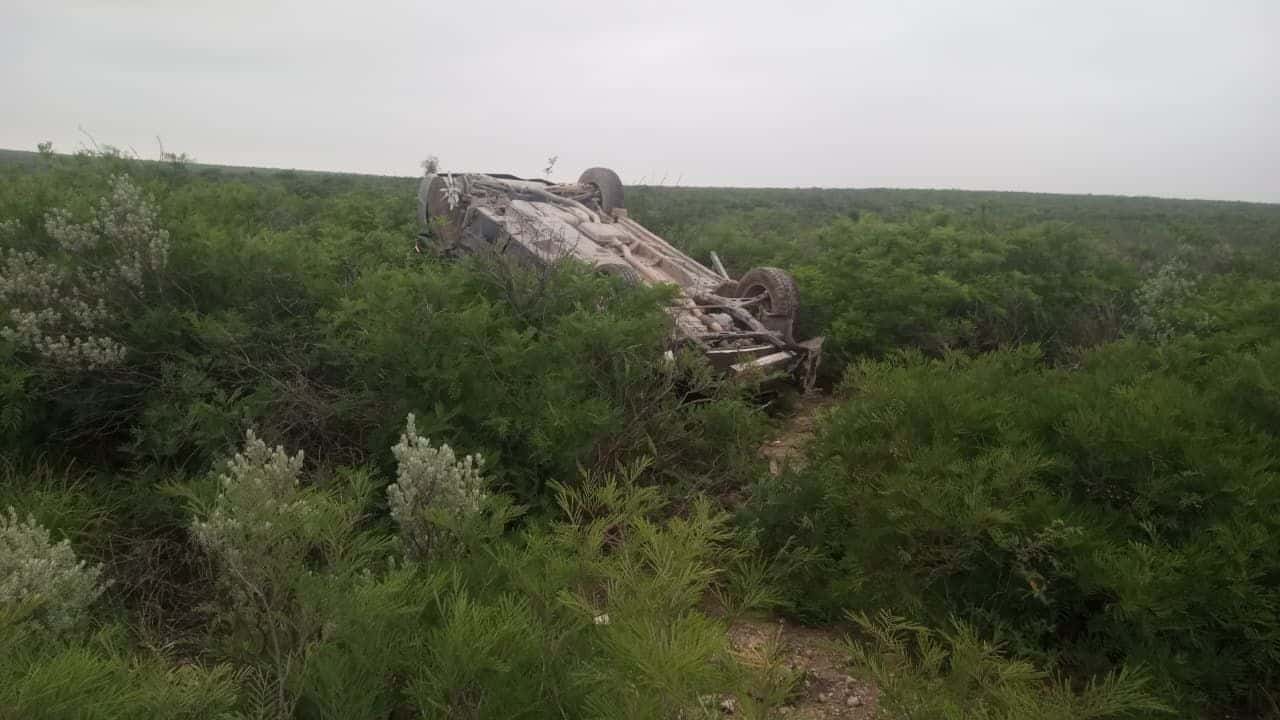 Localizan camioneta volcada y abandonada cerca de la Presa de la Amistad