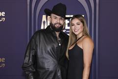 Carín León ayuda a su novia tras accidente en Saltillo