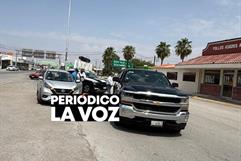 En el Madero invade carril y causa choque