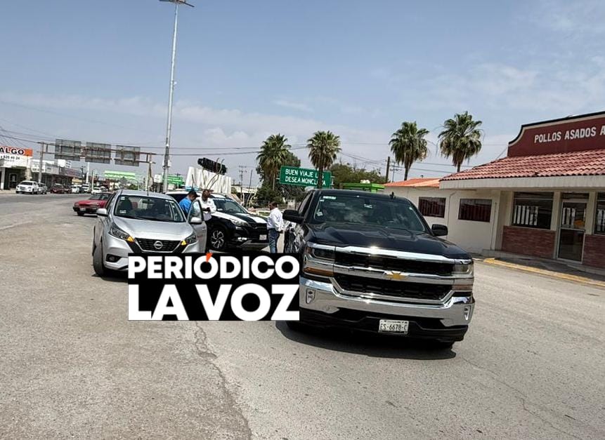 En el Madero invade carril y causa choque