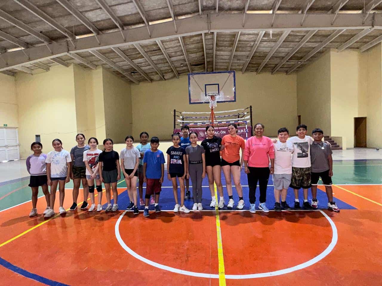 Dora Alicia Gonz&aacute;lez prepara a estudiantes para Juegos Escolares en Melchor M&uacute;zquiz