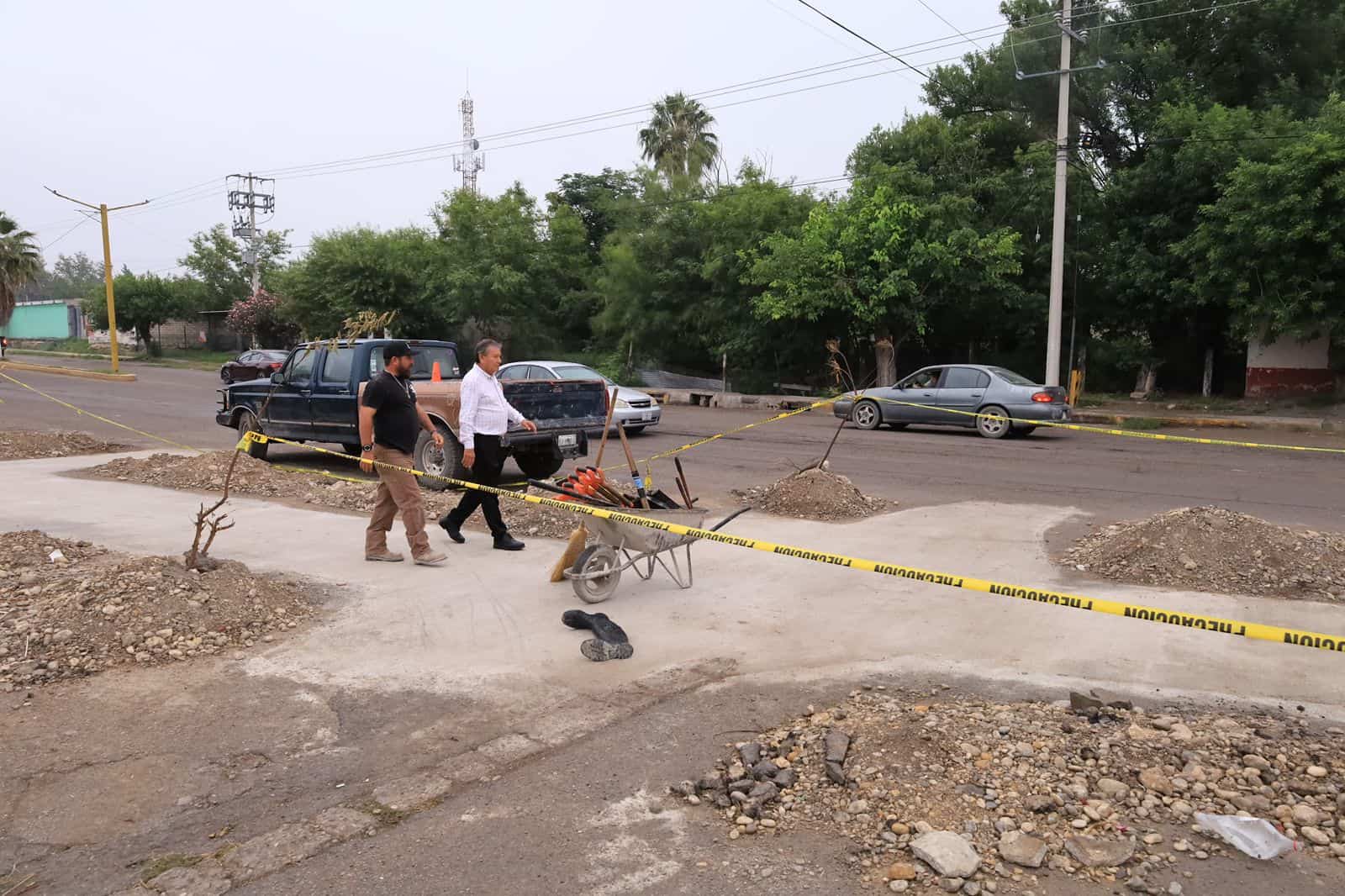 &Oacute;scar R&iacute;os supervisa obras de pavimento en Nueva Rosita