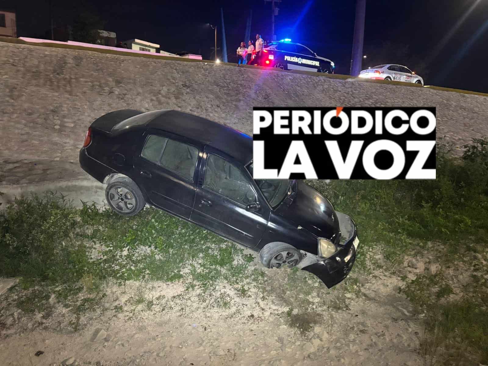 Se mete al r&iacute;o...con todo y auto