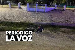 Se mete al río...con todo y auto