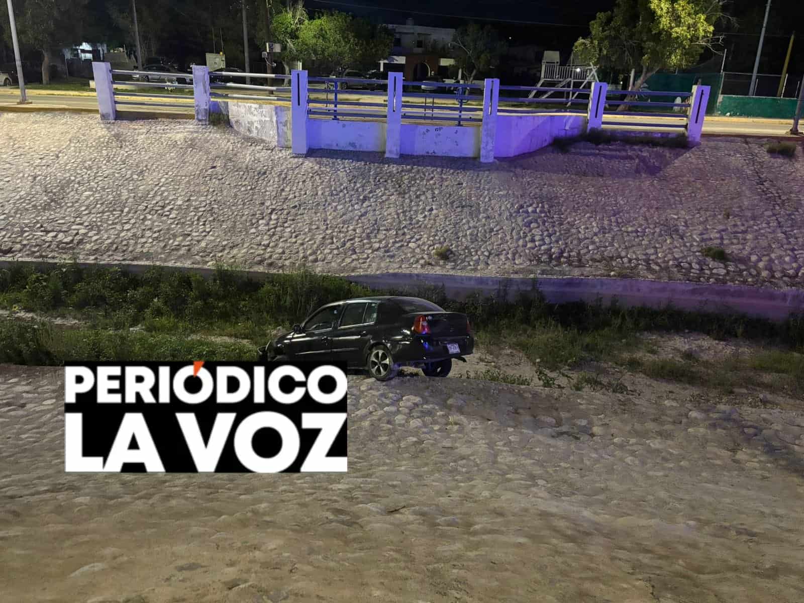 Se mete al r&iacute;o...con todo y auto
